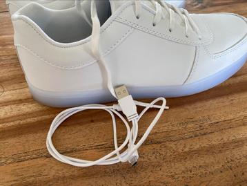 Schoenen met lichtjes in zool beschikbaar voor biedingen