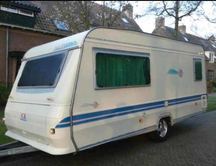 Adria unica 462 bj 2000, Caravans en Kamperen, Caravans, Particulier, tot en met 4, 750 - 1000 kg, Treinzit, Adria, Lengtebed