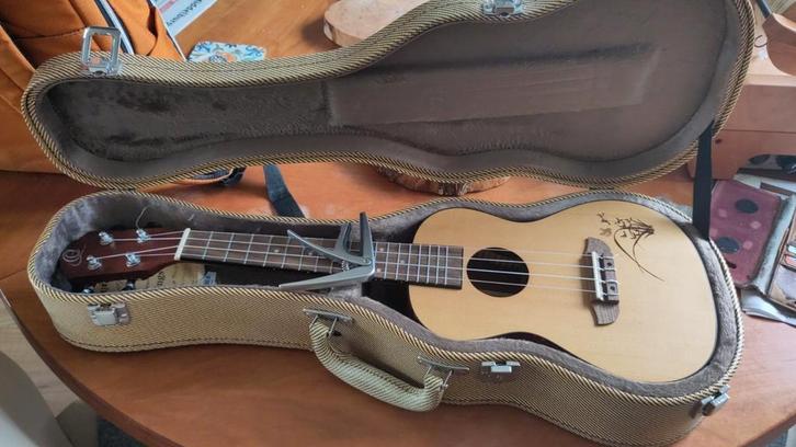 Ortega ukelele met capo en toffe koffer, Muziek en Instrumenten, Snaarinstrumenten | Overige, Zo goed als nieuw, Ukelele, Ophalen of Verzenden