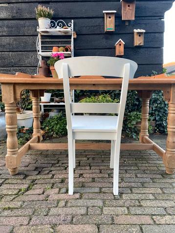 Witte houten (bureau) stoel beschikbaar voor biedingen