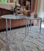 2 ronde bijzettafels met glas en aluminium, Gebruikt, Rond, 55 tot 75 cm, Glas