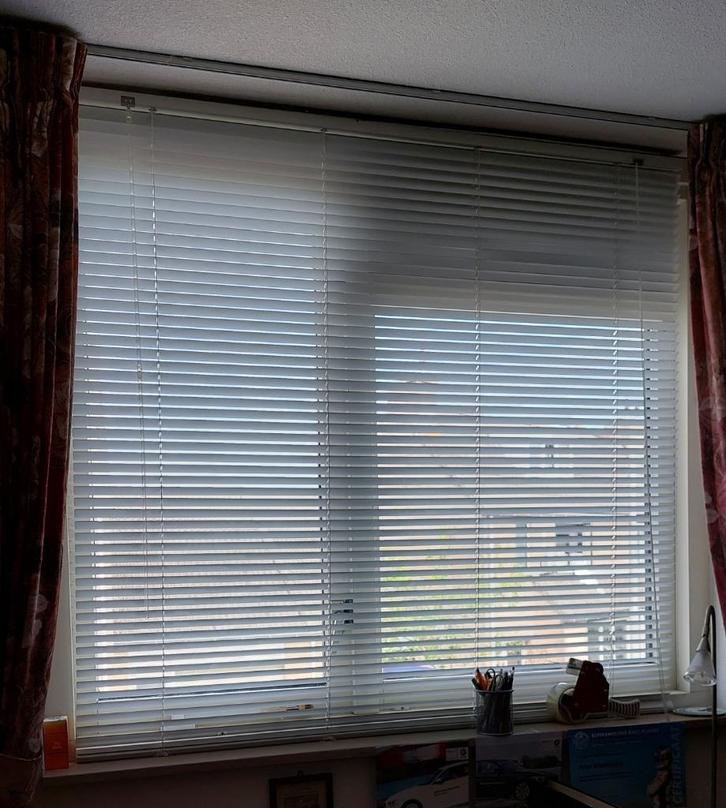 Aluminium jaloezieën, grijs/wit 2,5 cm, Huis en Inrichting, Stoffering | Gordijnen en Lamellen, Zo goed als nieuw, 150 tot 200 cm