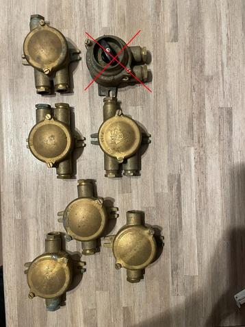 Zes waterdichte bronzen lasdozen beschikbaar voor biedingen