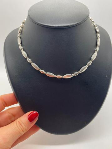 A24 Prachtige zilveren modernist ketting beschikbaar voor biedingen