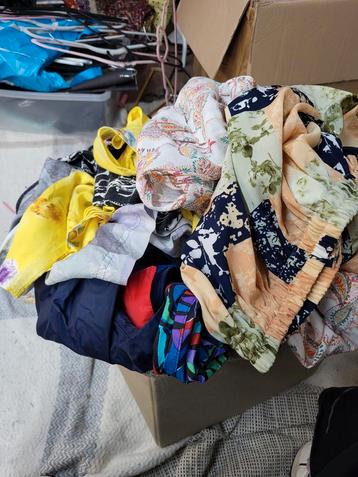 Grote doos vol vintage kleding: extra veel + accesoires beschikbaar voor biedingen