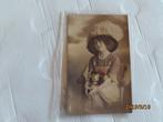 oude ansichtkaart meisje met hoed op en bloemen, Ophalen of Verzenden, Voor 1920, Gelopen, Kinderen