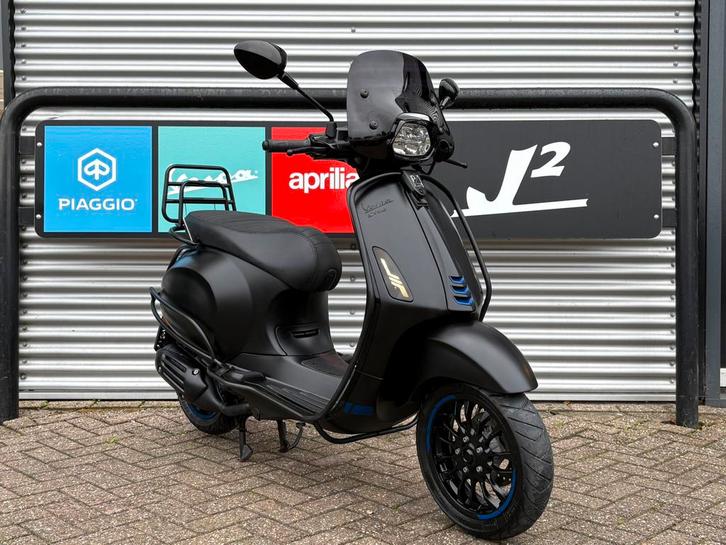 Vespa Sprint | Mat Zwart | Brom | 2023 | 10438 km | 1 eig, Fietsen en Brommers, Brommers | Derbi, Zo goed als nieuw, Maximaal 45 km/u