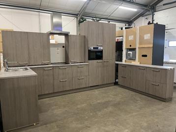 Ruime Keller hoekkeuken !! Volop keus keukens !! beschikbaar voor biedingen