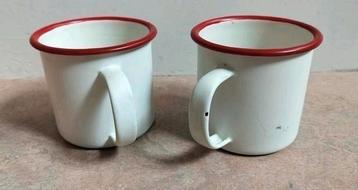 2 brocante/vintage emailen drink bekers/mokken beschikbaar voor biedingen