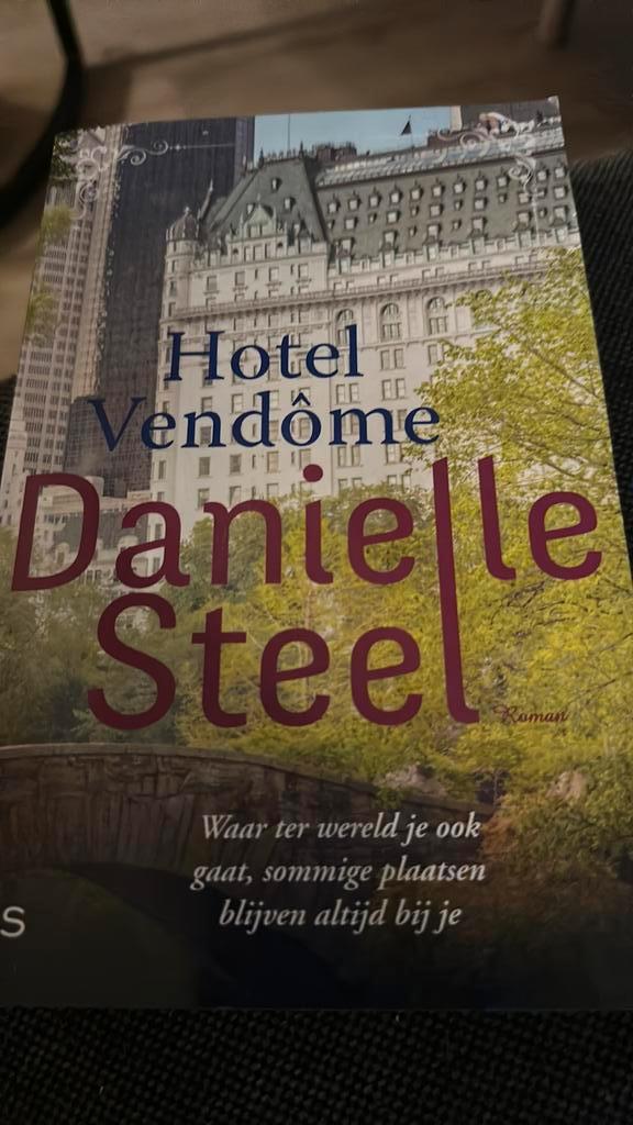 Hotel Vendome van Danielle Steel, Boeken, Romans, Zo goed als nieuw, Ophalen of Verzenden
