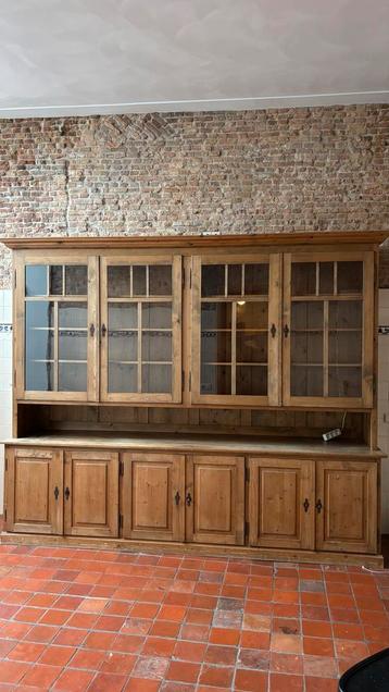 Grote buffetkast met glasdeuren beschikbaar voor biedingen