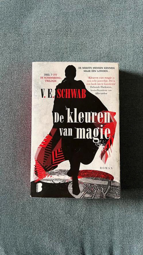 V.E. Schwab - De kleuren van magie, Boeken, Fantasy, Gelezen, Ophalen of Verzenden