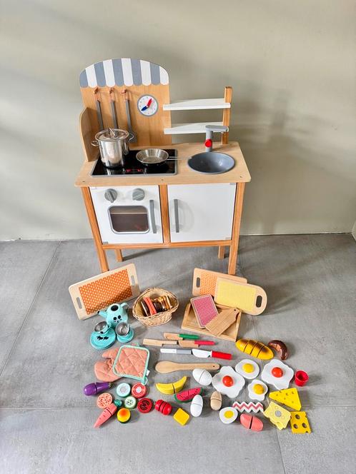 Houten speelkeukentje met toebehoren, Kinderen en Baby's, Speelgoed | Houten speelgoed, Zo goed als nieuw, Meubelstuk of Keukentje