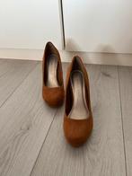 Bruine cognac pumps in suède, Bruin, Marco Tozzi, Ophalen of Verzenden, Zo goed als nieuw