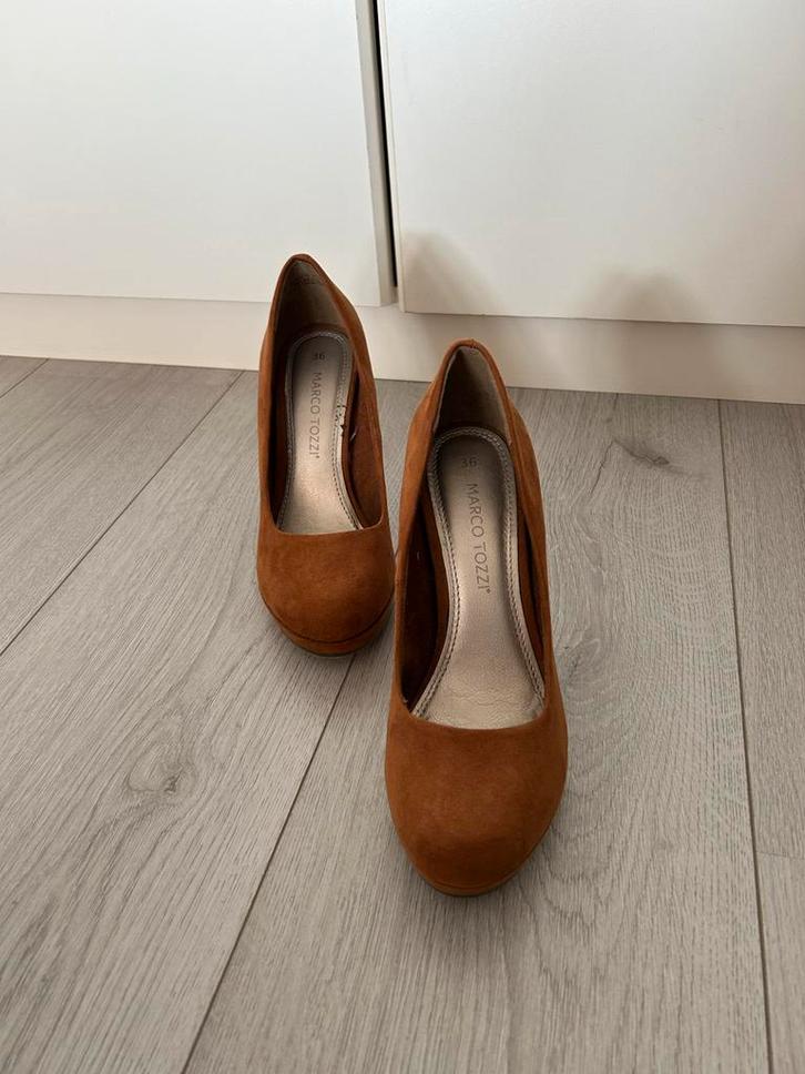 Bruine cognac pumps in suède, Kleding | Dames, Schoenen, Zo goed als nieuw, Bruin, Ophalen of Verzenden