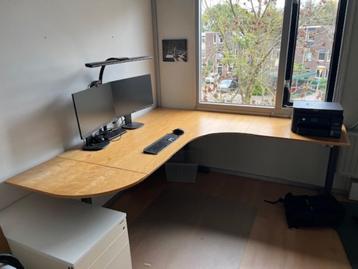 Ruim en stevig hoekbureau (IKEA Galant) beschikbaar voor biedingen