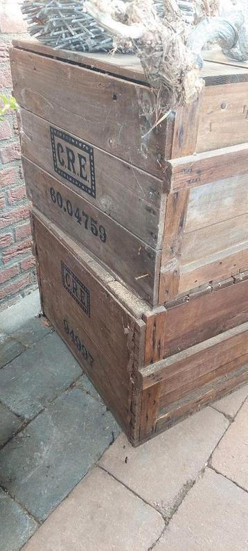 2 stuks oude eierkisten beschikbaar voor biedingen