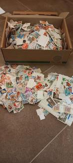 Doos vol met buitenlandse en binnenlandse postzegels, Ophalen of Verzenden, Nederland en Buitenland