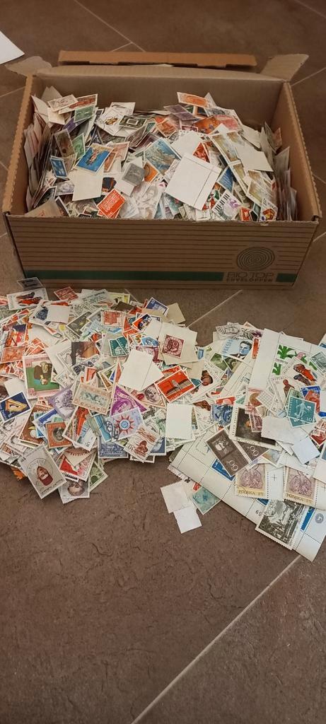 Doos vol met buitenlandse en binnenlandse postzegels, Postzegels en Munten, Postzegels | Volle albums en Verzamelingen, Nederland en Buitenland