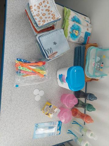 Babyvoeding set: flesjes, spuugdoekjes, slabbers & meer! beschikbaar voor biedingen