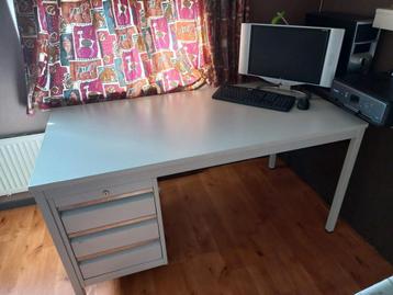 Stalen bureau beschikbaar voor biedingen