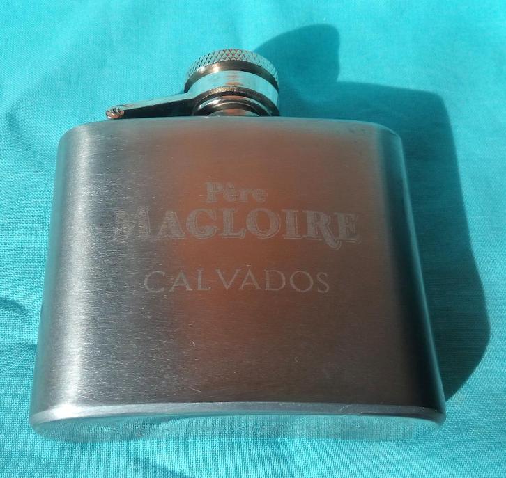 PERE MAGLOIRE CALVADOS HEUPFLES nooit gebruikt, Antiek en Kunst, Curiosa en Brocante, Verzenden