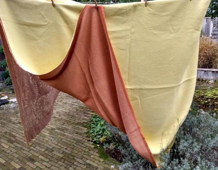 Vintage 2-kleurig acryl deken geel bruin 2.40 x 1.95 mtr, Huis en Inrichting, Slaapkamer | Beddengoed, Gebruikt, Deken of Dekbed