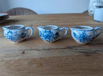 3 melkkannetjes van Delfts blauw aardewerk handgemaakt beschikbaar voor biedingen