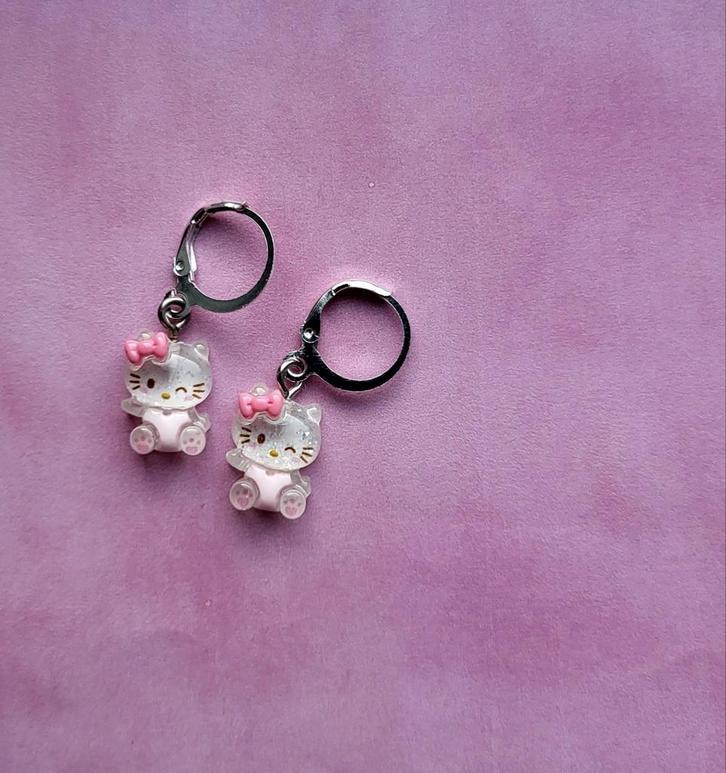 Mini Hello Kitty Oorbellen - Handgemaakt, Sieraden, Tassen en Uiterlijk, Oorbellen, Nieuw, Hangers, Overige materialen, Roze, Met strass