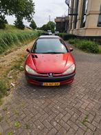 Te koop: Rode Peugeot 206 (2003) – Betrouwbare eerste auto, Auto's, Voorwielaandrijving, 4 cilinders, Origineel Nederlands, Grijs