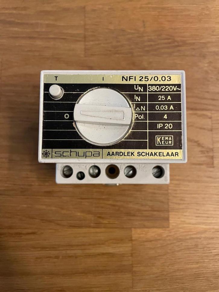 Schupa Aardlek Schakelaar, Hobby en Vrije tijd, Elektronica-componenten, Gebruikt, Ophalen of Verzenden
