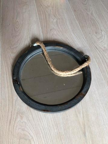 Touw spiegel beschikbaar voor biedingen