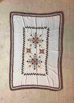 Vintage tafelkleed geborduurd met gehaakte rand 150/102, Huis en Inrichting, Tafelkleden, Gebruikt, Etten-Leur, DJT@dejuistetoon.eu