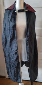 Lange cape met wijnrode kraag geschikt 122 t//m M Halloween, Ophalen of Verzenden, Zo goed als nieuw, 146 t/m 152, Jongen of Meisje