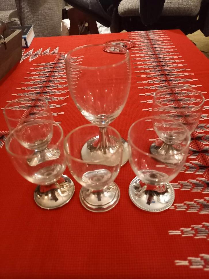 Glaasjes met verzilverde voetjes, Verzamelen, Glas en Borrelglaasjes, Zo goed als nieuw, Borrel- of Shotglas, Ophalen of Verzenden