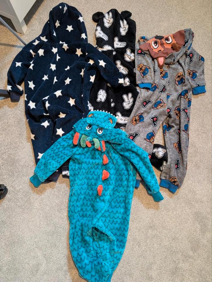 4 onesies/huispak- draak, paw patrol, Mickey Mouse, Kinderen en Baby's, Kinderkleding | Overige, Gebruikt, Jongen of Meisje, Ophalen of Verzenden