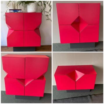 Kast bestaand uit 4 losse rode blokken 40x40x40 cm beschikbaar voor biedingen