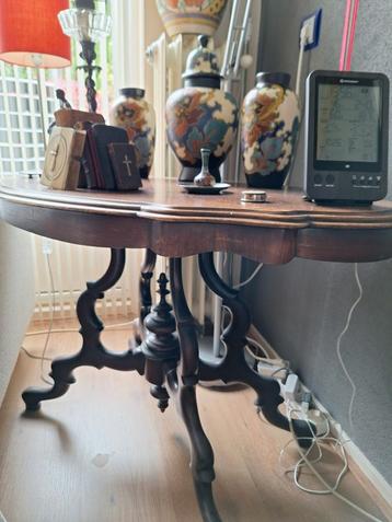 Spinnenkop tafel beschikbaar voor biedingen