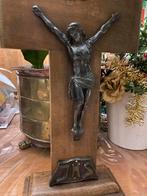 Jezus aan kruis van messing op hout, Ophalen of Verzenden
