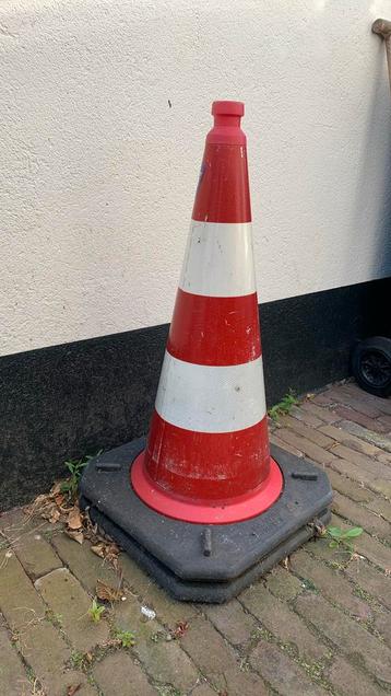 Twee zware grote verkeers pionnen beschikbaar voor biedingen