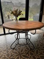 Eettafel met Smeedijzeren onderstel en houten blad. Zwaar, Gebruikt, 100 tot 150 cm, Rond, 200 cm of meer
