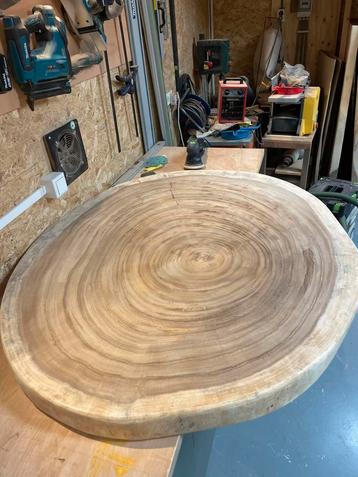 Boomstamtafelblad 130cm bij 115cm doorsnee, 8cm dik. beschikbaar voor biedingen