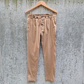 Licht bruine beige sublevel broek maat S met knoop detail beschikbaar voor biedingen