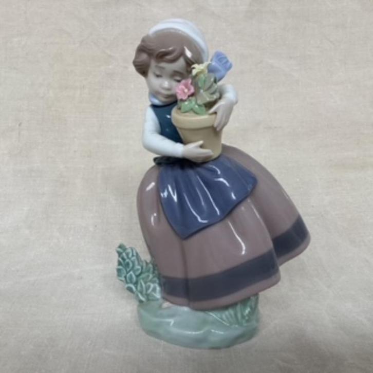 Lief  Lladró beeldje van een meisje met bloemen, Verzamelen, Beelden en Beeldjes, Zo goed als nieuw, Mens, Ophalen of Verzenden