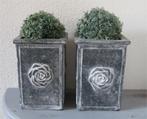 Twee brocante grijze potten met buxus bollen, Antiek en Kunst, Ophalen of Verzenden