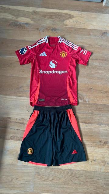 Manchester united tenue beschikbaar voor biedingen