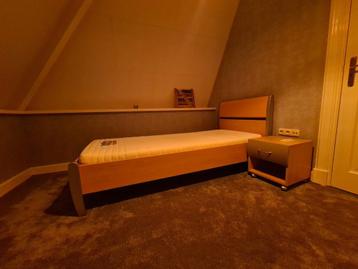 1 persoons bed 90x200cm met bijpassend nachtkastje