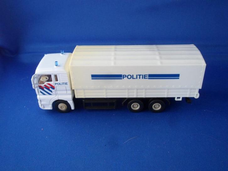 model auto Truck Politie Nederland  POL474, Hobby en Vrije tijd, Modelauto's | Overige schalen, Zo goed als nieuw, Auto, Ophalen