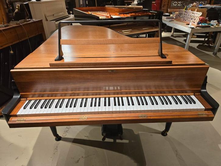 Mooie en goed klinkende Rippen aluminium vleugel, Muziek en Instrumenten, Piano's, Zo goed als nieuw, Vleugel, Zwart, Ophalen