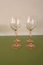 4 wijnglazen met roze voet, Verzamelen, Glas en Borrelglaasjes, Ophalen of Verzenden, Zo goed als nieuw, Overige typen